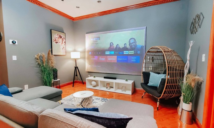 Chinatown Condominio | IceCream / Pool Table / 120" Projector / King Bed
