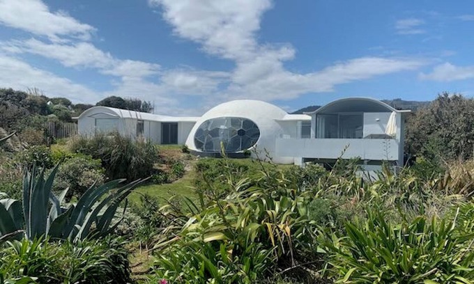 Peka Peka Casa | Iconic & Curvaceous Beach House