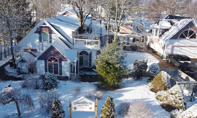 Wolfville Cama Y Desayuno | Iconic Gingerbread House Inn