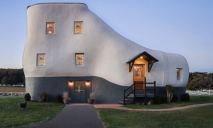 York Cabaña | Iconic "Haines Shoe House" - Hot Tub & Firepit - Featured On HGTV