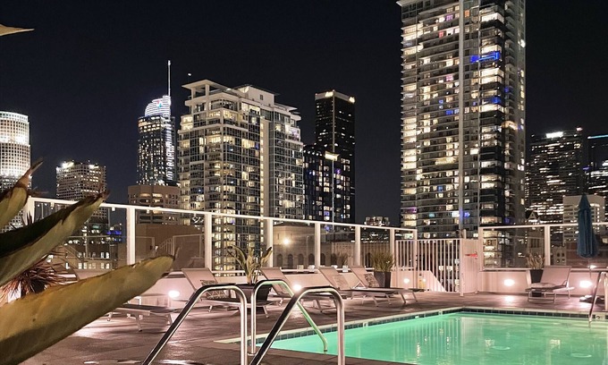 Downtown Los Angeles Condominio | Iconic Heart of DTLA Loft with Rooftop Pool/Jacuzzi/Skyline