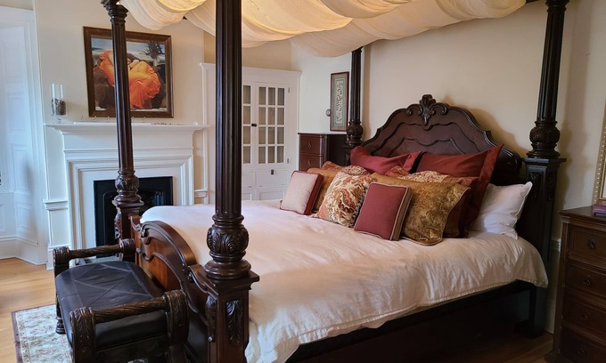 Downtown Halifax Casa | Iconic Luxurious Downtown Building History Galore