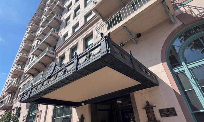 Downtown Long Beach Apartamento | Iconic Sea Views, Prime Location 1 bed 1 bath walk to sea and shops