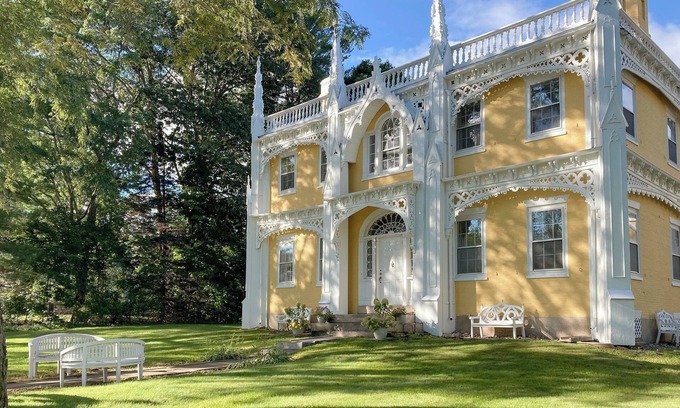 Kennebunk Casa | Iconic Wedding Cake House