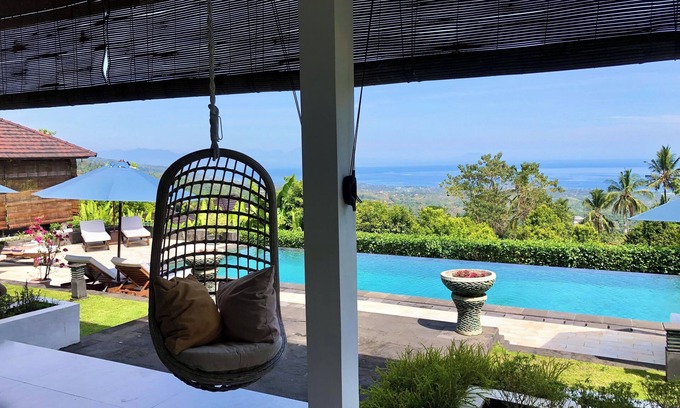 Kalibukbuk Villa | Villa Luna con vista al mar y varias terrazas en una zona tranquila.