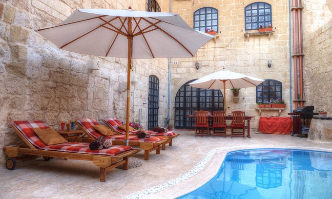 Ħal Bisbut Villa | Id-Dwejra Character House con piscina de lujo y jacuzzi, cerca de St Peters Pool Bay