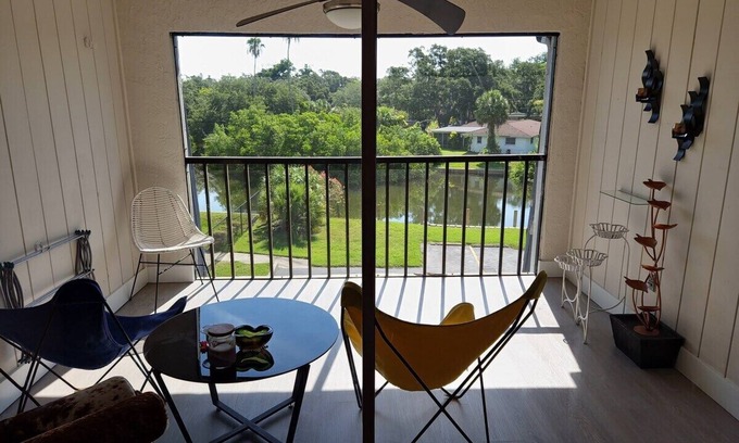 North Trail Apartamento | Ideal 2-bed/2-bath condo at Whitaker Bayou.