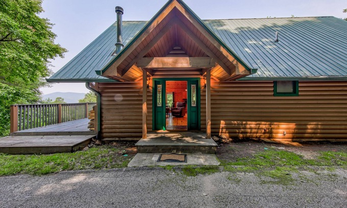 Rabun Gap Cabina | Ideal dog-friendly getaway with private pool, large deck, WiFi & lofted layout