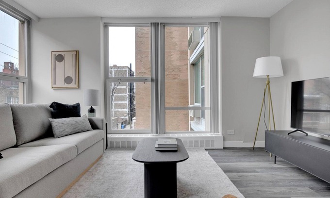 Edgewater Beach Apartamento | Ideal Edgewater 1BR w/ Gym, Deck & Lounge, 5 blocks to L, by Blueground