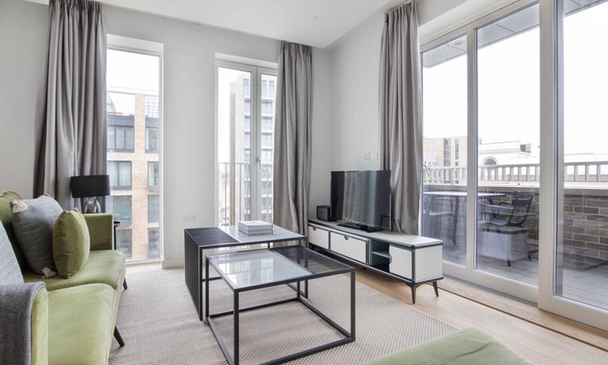 Holborn and Covent Garden Apartamento | Ideal Farringdon 2BR w/Indoor Pool, Cinema Room & Gym, by Blueground