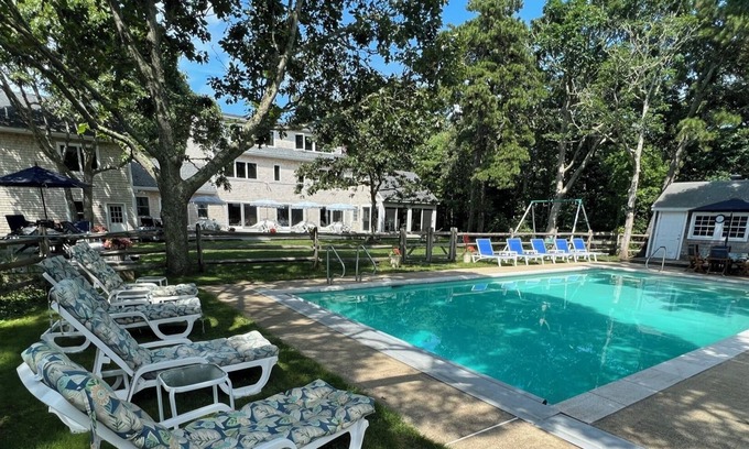 Katama Casa | Ideal para familias extendidas: piscina, cancha de tenis, casa de huéspedes.