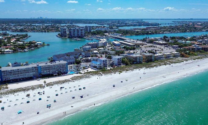 Treasure Island Casa | ☀️Ideal for Large Groups-8 Individual 1BR Units-The Nautilus and Twin Tiki☀️