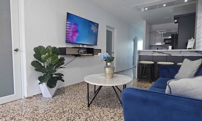 Hato Abajo Casa | Casa ideal para familias y/o amigos de tres cuartos a pasos de la playa.
