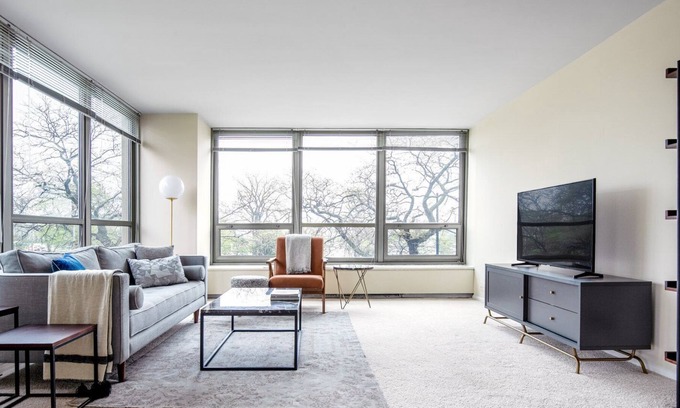 Lake View East Apartamento | Ideal Lakeview 2BR w/ Gym, Rooftop Pool, near Wrigley, by Blueground