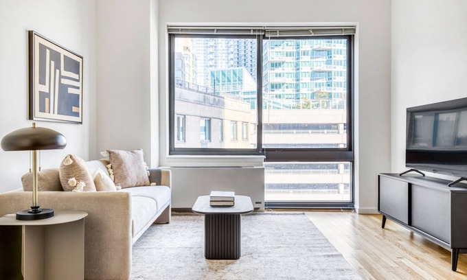 Hunters Point Apartamento | Ideal LIC 1BR w/W/D, Elevator & Doorman, near East River, by Blueground