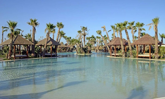 Crevillente Casa | Ideal Location to Relish in Tropical Pools! Mini-golf, Indoor & Outdoor Pools!