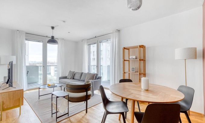 Vienna Apartamento | Ideal Marinatower 2BR w/ Gym & Elevator, nr metro U2, by Blueground
