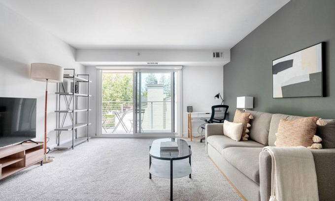 Sharon Heights Apartamento | Ideal Menlo Park 1BR w/ Gym & Spa, nr Farmer's Markets, by Blueground
