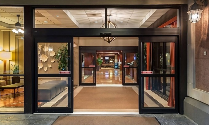 Eagan Park Hotel | Ideal Mix of Comfort and Value! Outdoor Pool, Pets Allowed
