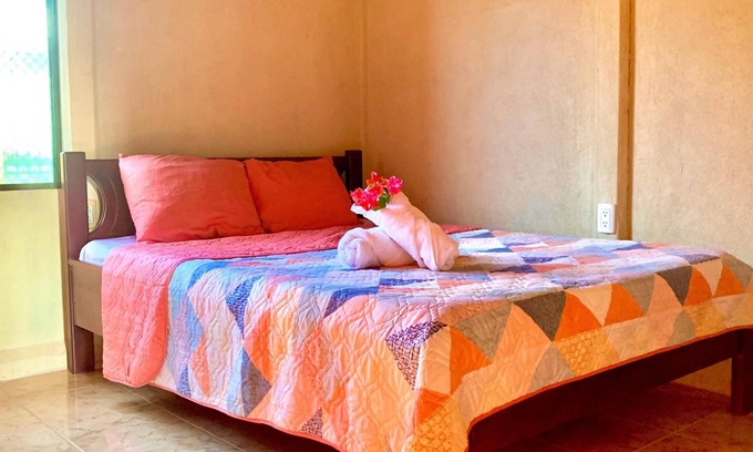 Puerto Jimenez Casa | Ideal para descansar del bullicio de la ciudad, se observan aves desde temprano.