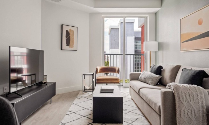 Centennial Apartamento | Ideal Redwood City 1BR w/ Gym & W/D, next to Caltrain, by Blueground