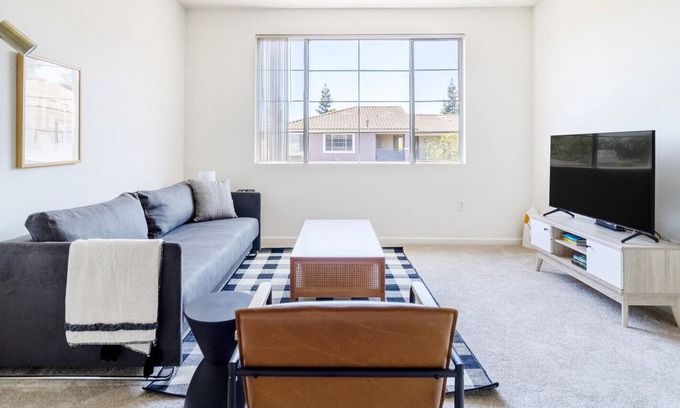 South San Jose Apartamento | Ideal San Jose 1BR w/ Gym, Pool, W/D, near highways + VTA, by Blueground