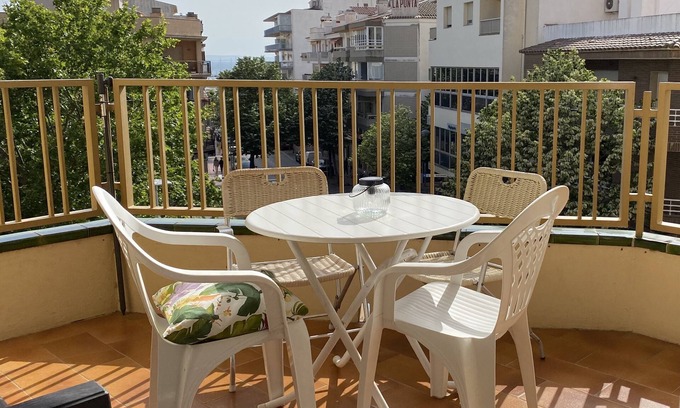 Roses Town Center Apartamento | Ideally located 3-bedroom apartment with air conditioning and parking.