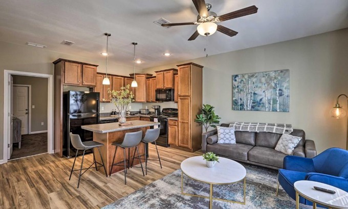 Tallahassee Apartamento | Ideally Located and Elegant Condo with Balcony!