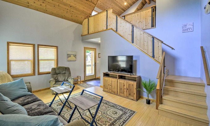 Westport Casa | Ideally Located and Pet-Friendly Westport Cabin