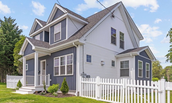 Newport East Casa | Ideally located, game room, finished basement, fenced yard, lawn games, coffee
