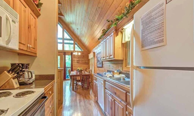 Black Bear Falls Cabina | Idle Days by Jackson Mountain Rentals