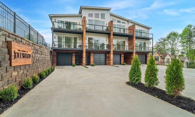 Ashley Oaks Casa | Idlewood Suites ~ 3-Story West Knoxville Suite #2