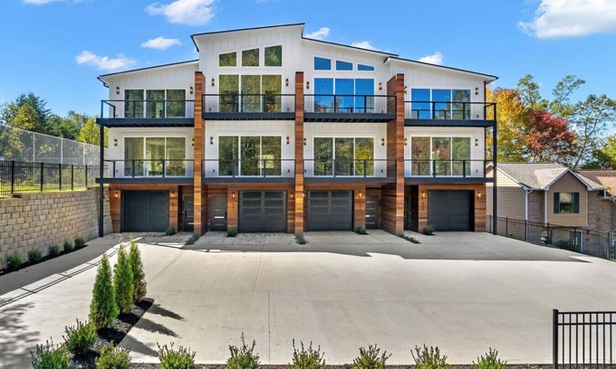 Ashley Oaks Casa | Idlewood Suites ~ 3-Story West Knoxville Suite #3