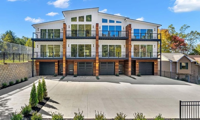 Ashley Oaks Casa | Idlewood Suites ~ 3-Story West Knoxville Suite #4