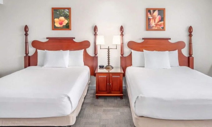 Kahului Hotel | Idyllic Beach Retreat | 4 Family Ready Oceanfront Rooms w/ Access to Pool
