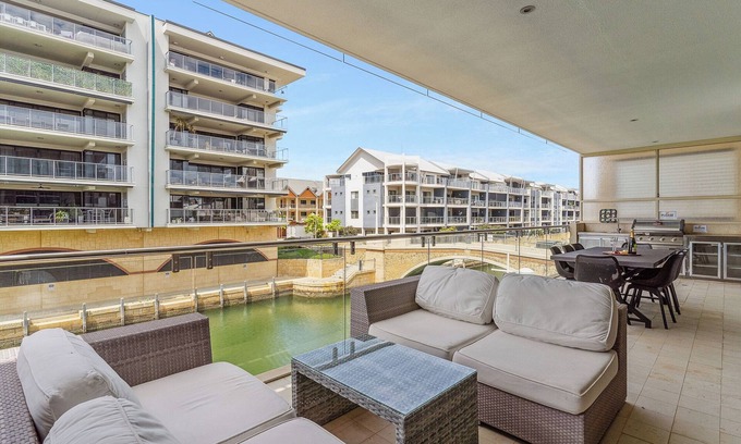 Mandurah Apartamento | Idyllic Canal Retreat for Family-Little Italy: Dolphins