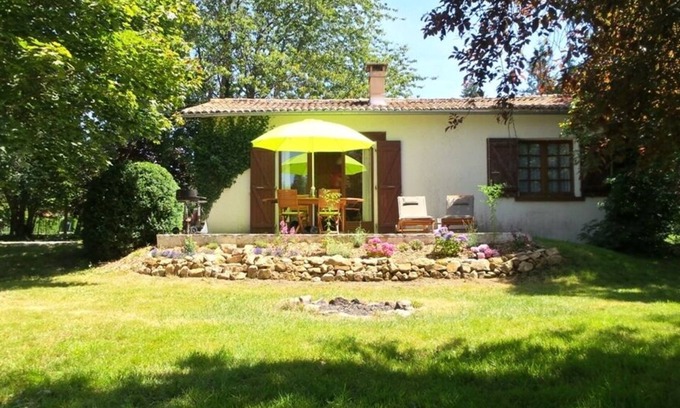 Saint-Mathieu Casa | Casa de campo idílico con amplio jardín cerca de un hermoso lago de natación
