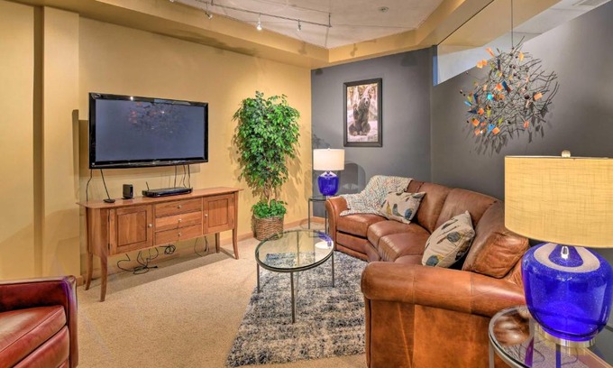 Downtown Anchorage Apartamento | Idyllic Dtwn Anchorage Condo with Fireplace!
