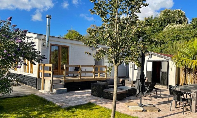 Ooltgensplaat Casa | Idyllic holiday home in Ooltgensplaat on the water