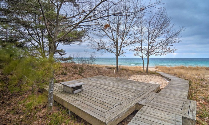 Northport Cabaña | Idyllic Northport Cottage, Walk to Lakeside!