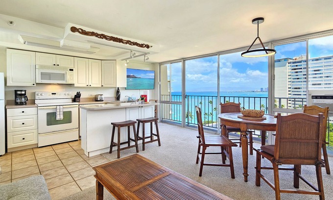 Diamond Head - Kapahulu - St. Louis Apartamento | Idílicas vistas al mar desde el piso 12 Suite de 1 dormitorio con cocina completa