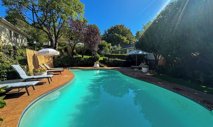 Constantia Cabaña | Charming one bed cottage: Breathtaking vineyard views to mountains beyond