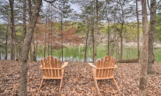 Golden Cabina | Idyllic Table Rock Lake Cabin w/ Fire Pit!