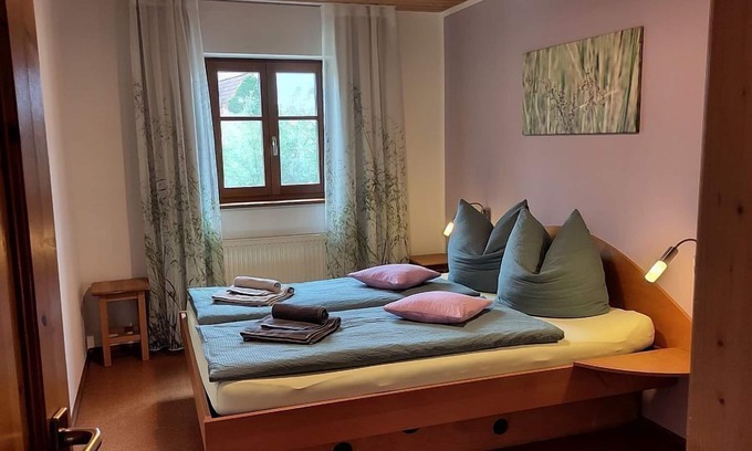 Gunzenhausen Apartamento | Idyllic vacation apartment for up to 6 people (75 m²) with covered south-facing balcony