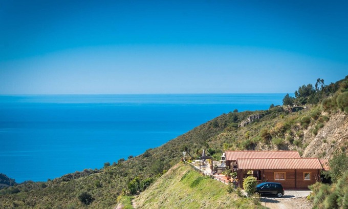 Nerja Casa | Idílicas casas de madera con impresionantes vistas al mar.