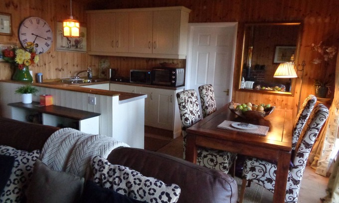 Uckington Casa | Idyllically situated Log Cabin, Fantastic view, Log Burner 4 miles to Stratford