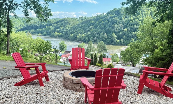 Fries Casa | Wildcat Ridge sits on half an acre with miles of views of the New River