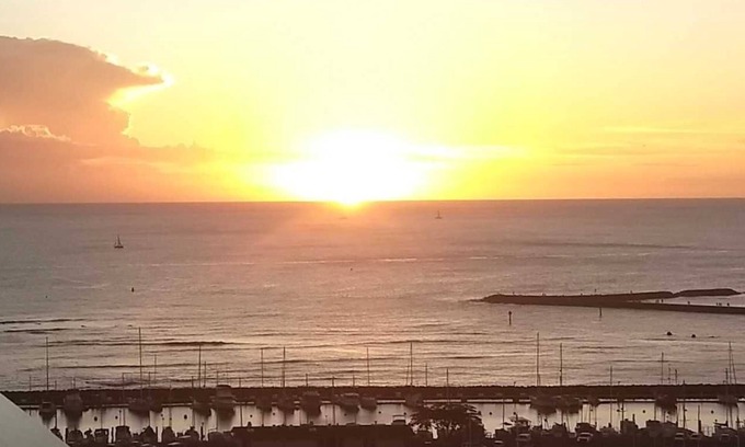Waikiki Condominio | Ilikai 1639 Ocean / Sunset / Marina Views - King Bed - Steps to Lagoon and Beach