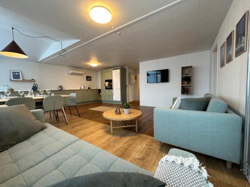 Ilulissat Casa | Illu Rental - Green House with Iceberg view