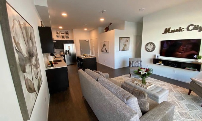 Edgehill Condominio | ILLUME / Modern New Condo / Pool & Downtown Views / Gym
